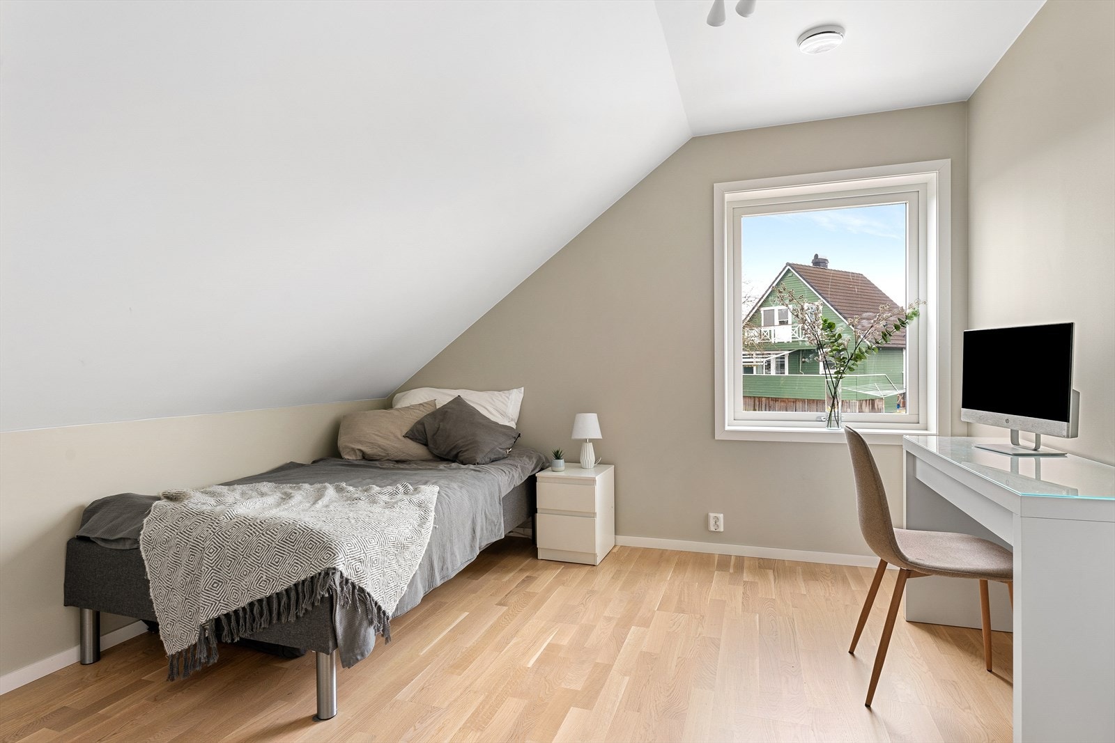 Soverom 2 er innredet med seng, nattbord, kommode og arbeidsbord. Galleribilde