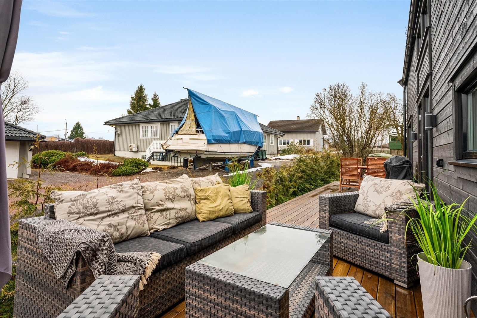 Her er det gode solforhold og god plass til forskjellige utemøbler i ulike soner. Galleribilde