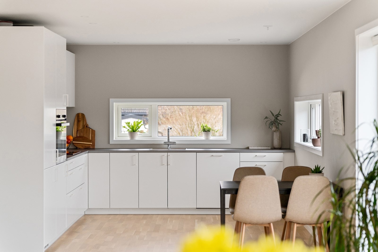 Moderne og stilrent kjøkken med lys innredning med glatte fronter. Galleribilde