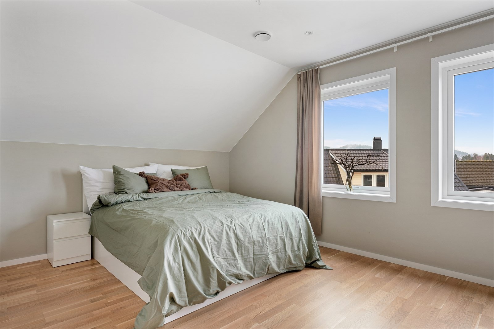 Hovedsoverommet er innredet med dobbeltseng og nattbord. Galleribilde