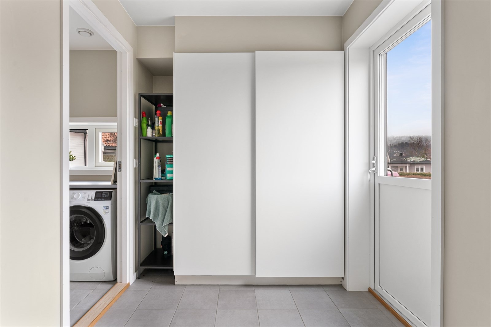 Tekninsk rom med stoppekraner, bereder, sikringsskap, vannmåler, rørfordelingsskap og sentralstøvsuger. Galleribilde