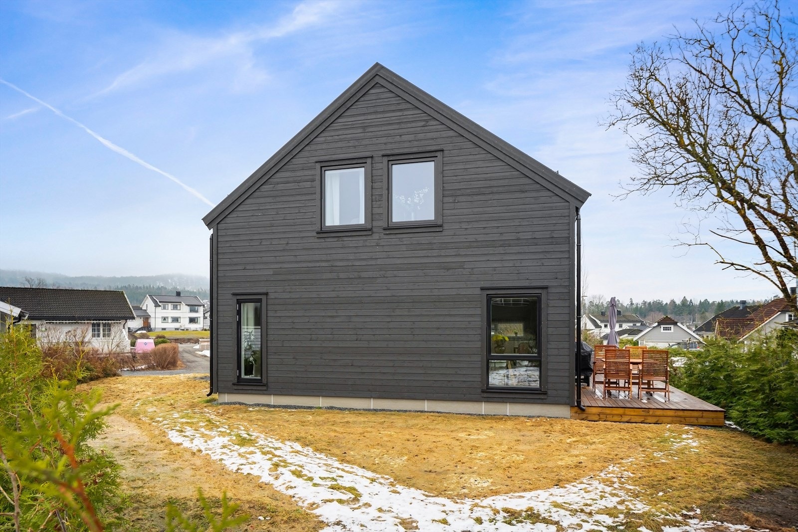 Flat og romslig tomt med god plass til lek og moro. Galleribilde