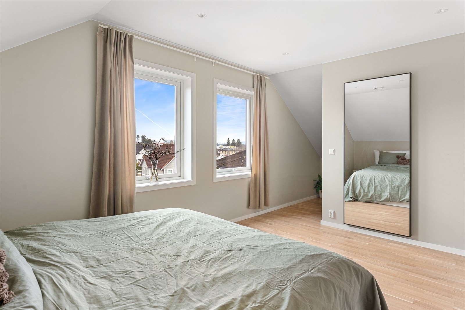 Del av soverom bak skillevegg er innredet som omkledningsrom med tilhørende møblement. Galleribilde