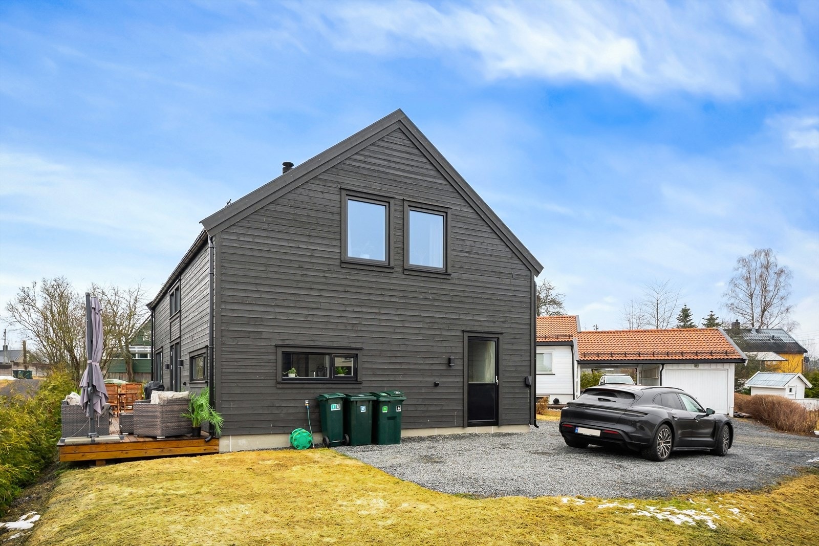 Tomten er felles med seksjon 1 og fordeles slik: Snr 1 - 705 kvm og Snr 2 - 500 kvm Galleribilde