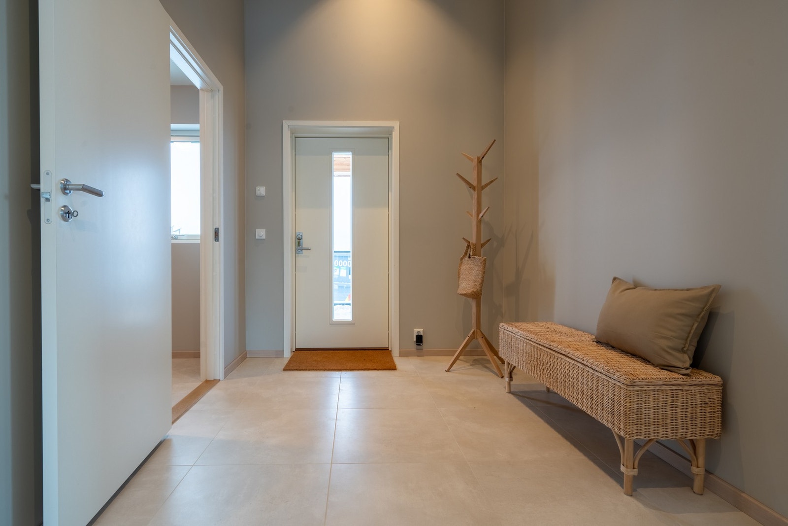 Inngangsparti med fliser på gulv. God takhøyde. Galleribilde