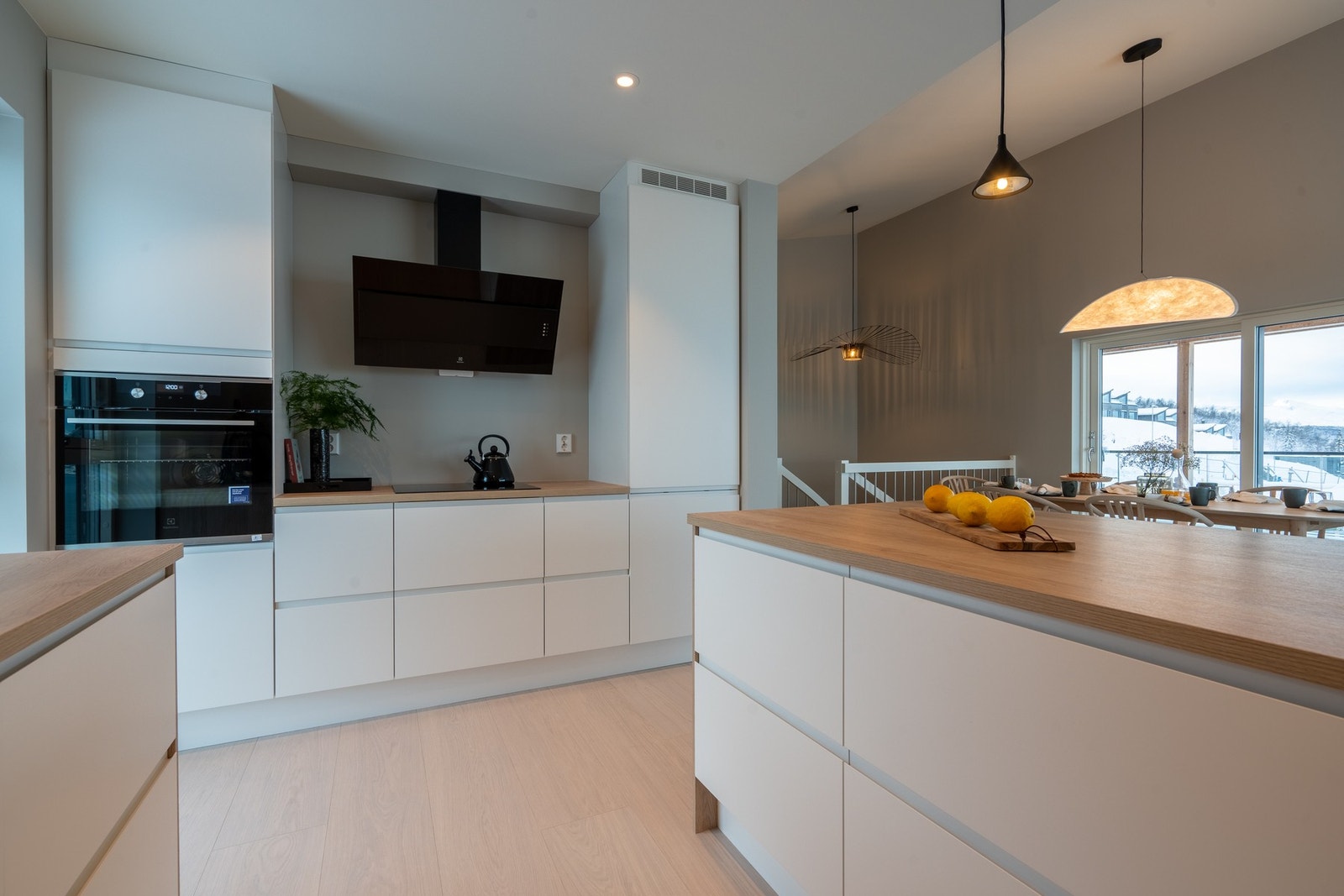 Flott kjøkken med integrerte hvitevarer. Galleribilde