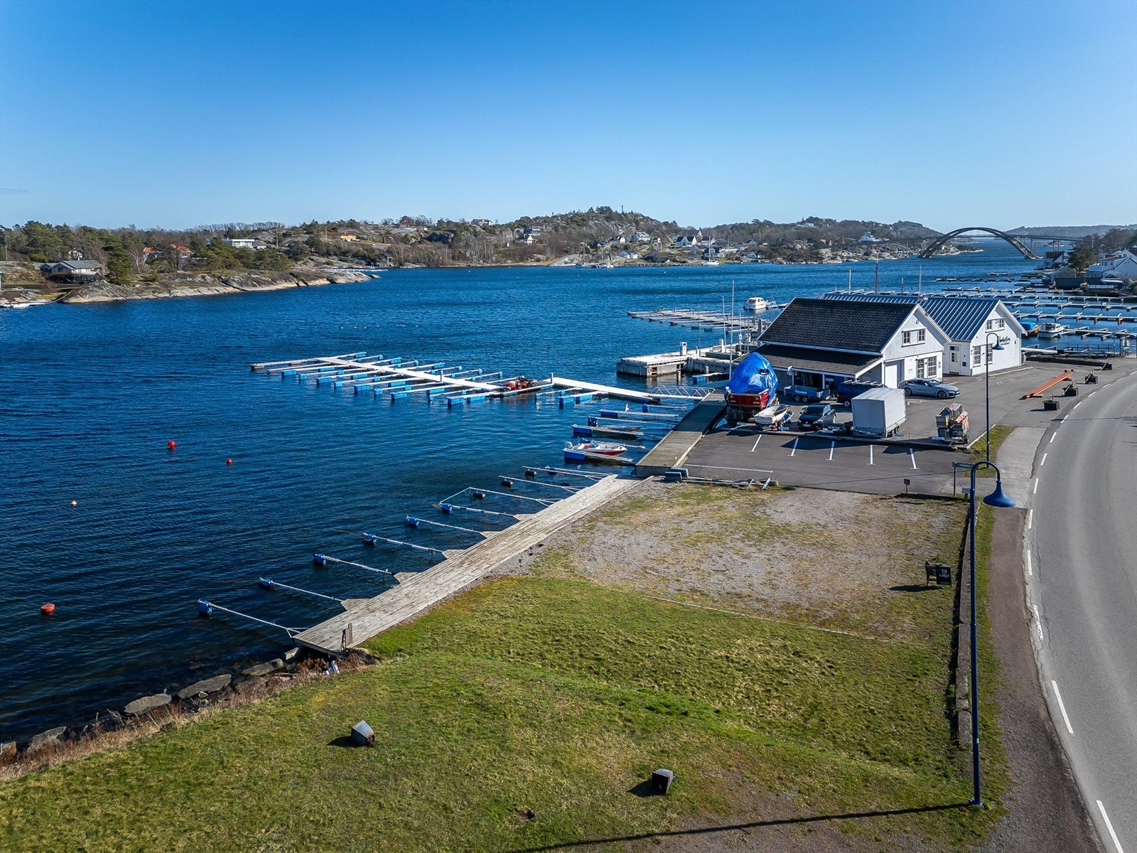 Fantastisk strandparsell i Røssesund med 8 båtplasser og gode parkeringsmuligheter på egen grunn Galleribilde