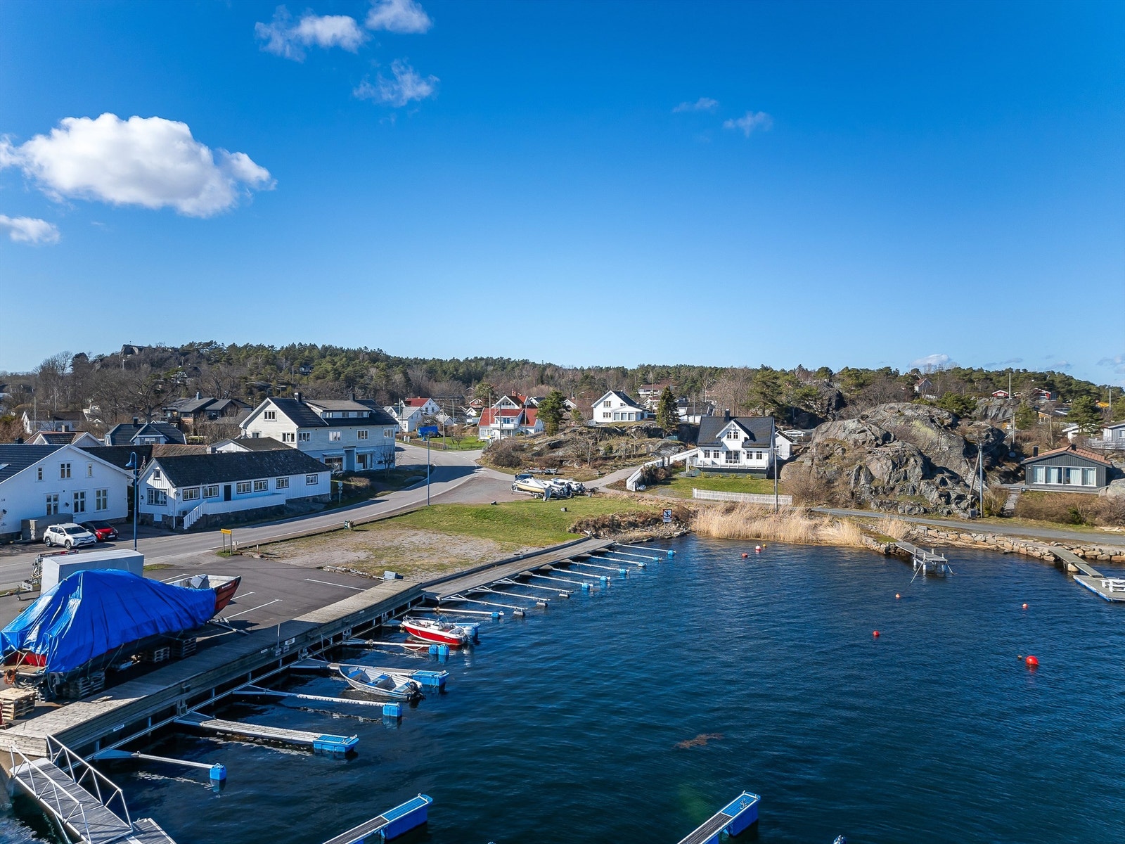 Herfra er det kun få minutters gange til badestranden, "Regnbuen". I tillegg er det ca. 150 meter, sørover til en annen barnevennlig badestrand. På marinaen som er nærmeste "nabo" finner du den populære restauranten Havhesten Galleribilde