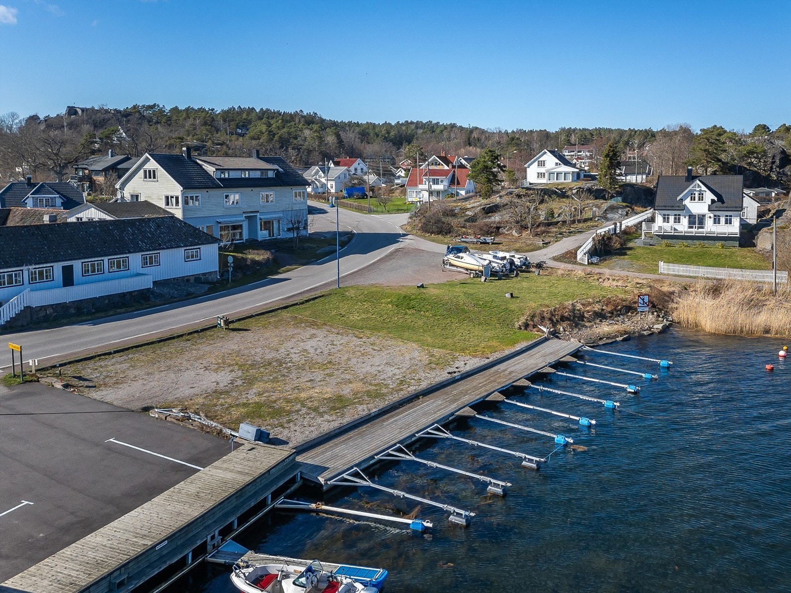 Tomten ligger på østsiden av Tjøme med holmer, skjær og Oslofjorden rett på utsiden. Med båt fra egen brygge er man straks ute i en av Norges flotteste skjærgårder. Galleribilde