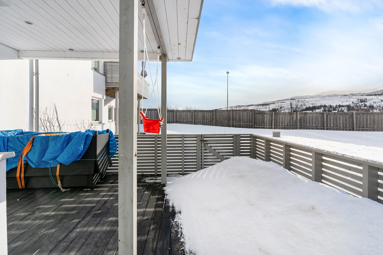 Terrassen er delvis overbygd og skaper derfor muligheten til å benytte terrassen på nedbørsdager.