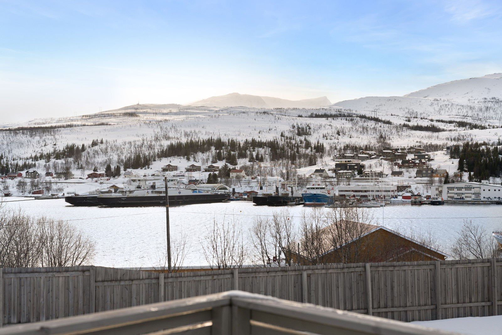 Kvaløya er et eldorado for de turglade, og du kan nå Rødtind både til fots eller på ski.