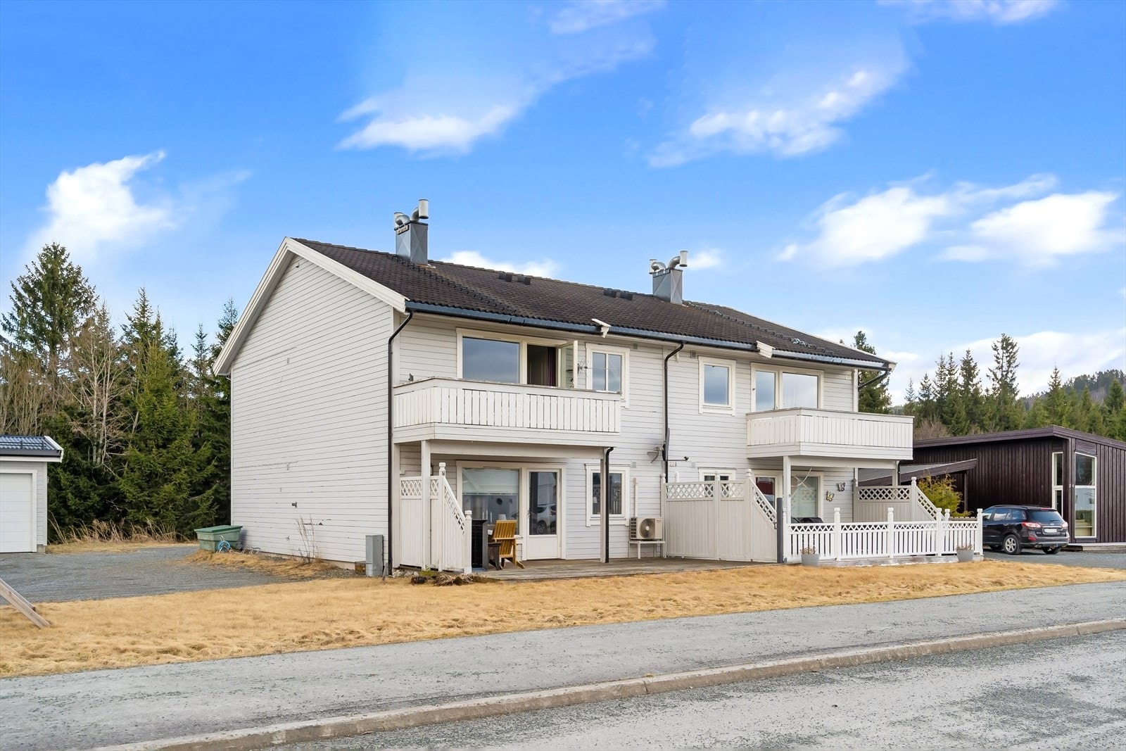 Fasade. Leiligheten ligger i 2.etg til venstre. Her har du 3 soverom og garasje i rekke. Galleribilde