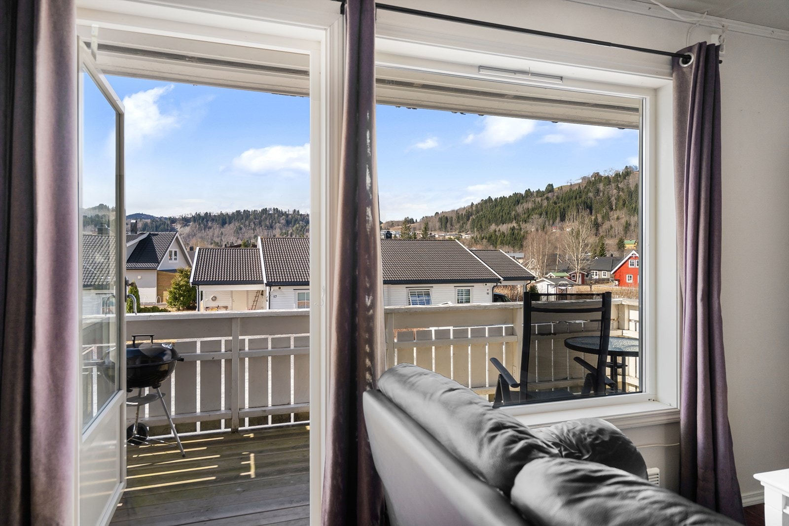 Utgang til solrik balkong Galleribilde