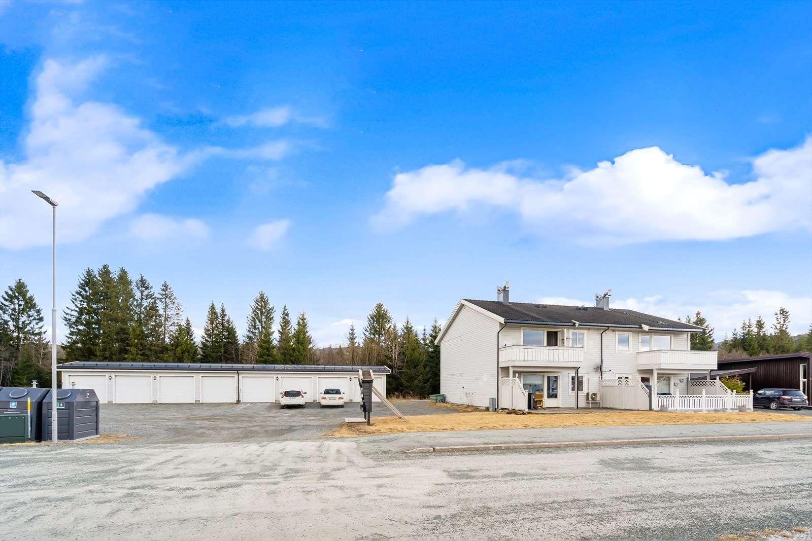 Leiligheten disponerer garasjeplass i rekke Galleribilde