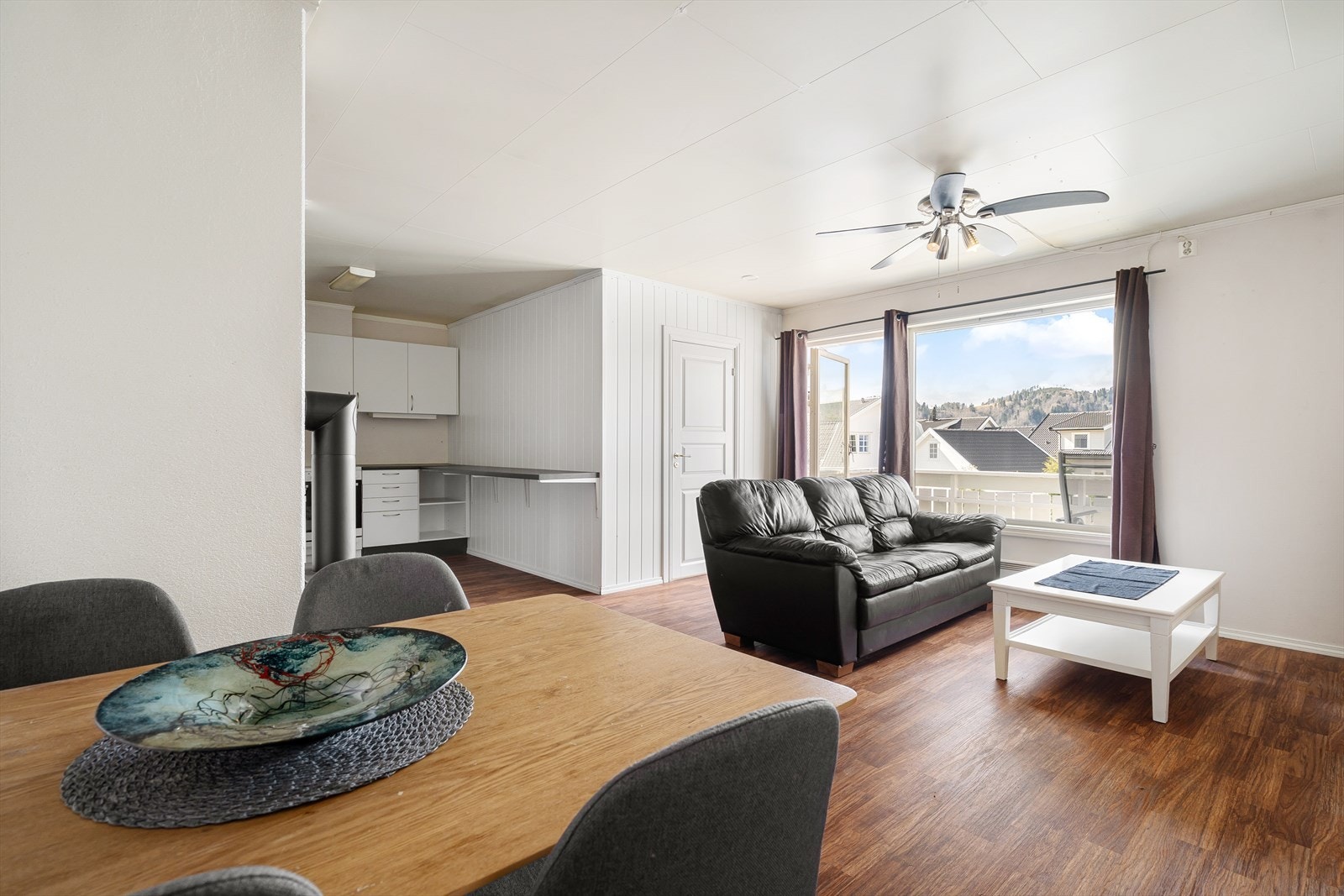 Plass til både sofa og spisegruppe på stue Galleribilde