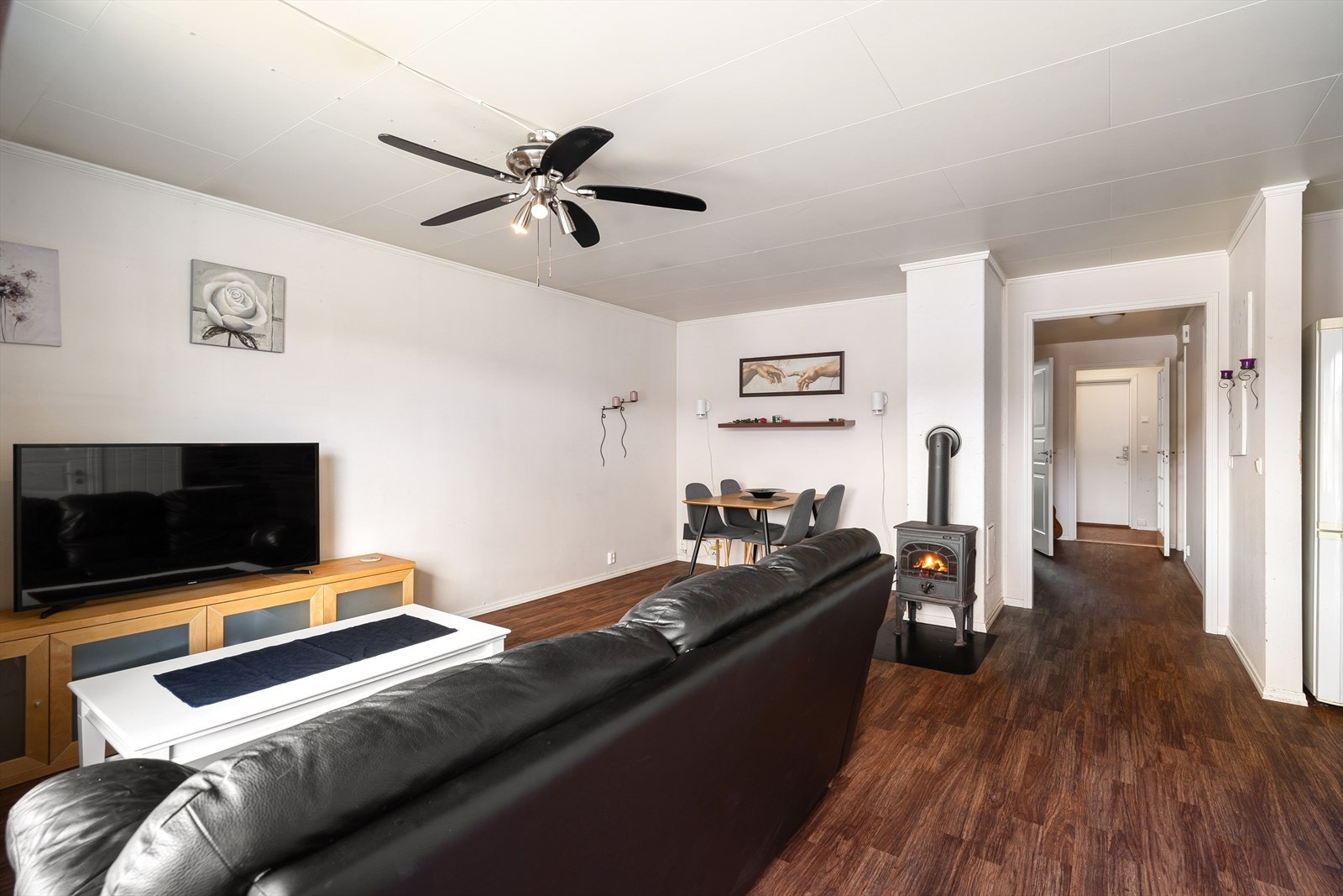 Stue. Oppvarming med vedfyring og elektrisitet. Galleribilde