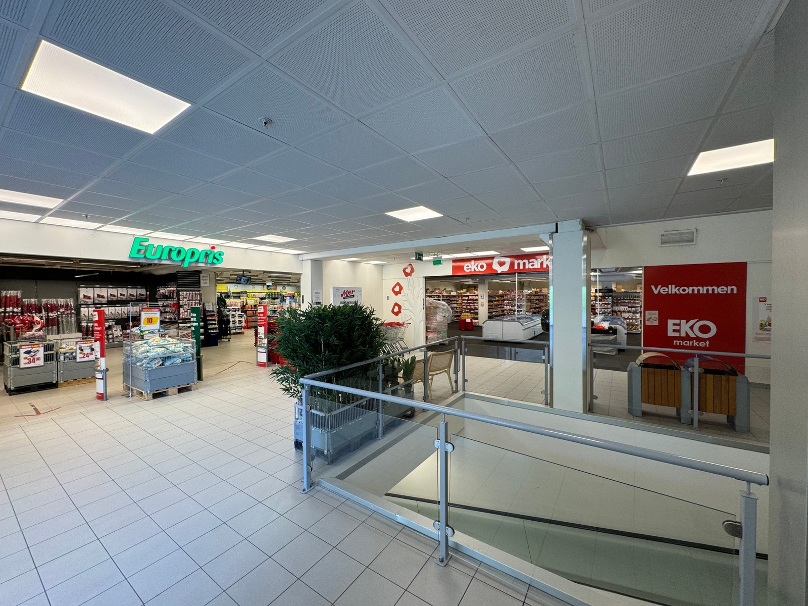 Europris og Eko Marked er de første butikkene du møter om du kommer inn hovedinngang, eller tar heisen opp til 1.ste etasje fra kjeller Galleribilde