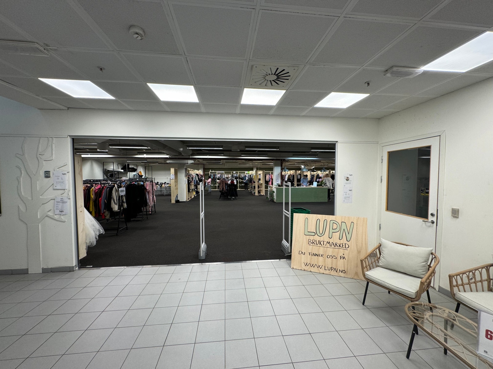 Nærmeste nabo til det ledige lokalet i denne etasjen er vår nye leietaker LUPN. Her kan en leie egne salgshyller og sørge for gjenbruk. Dette er en meget populær butikk i senteret og er hyppig besøkt. Besøk www.lupn.no om du har gjenstander eller klær som Galleribilde