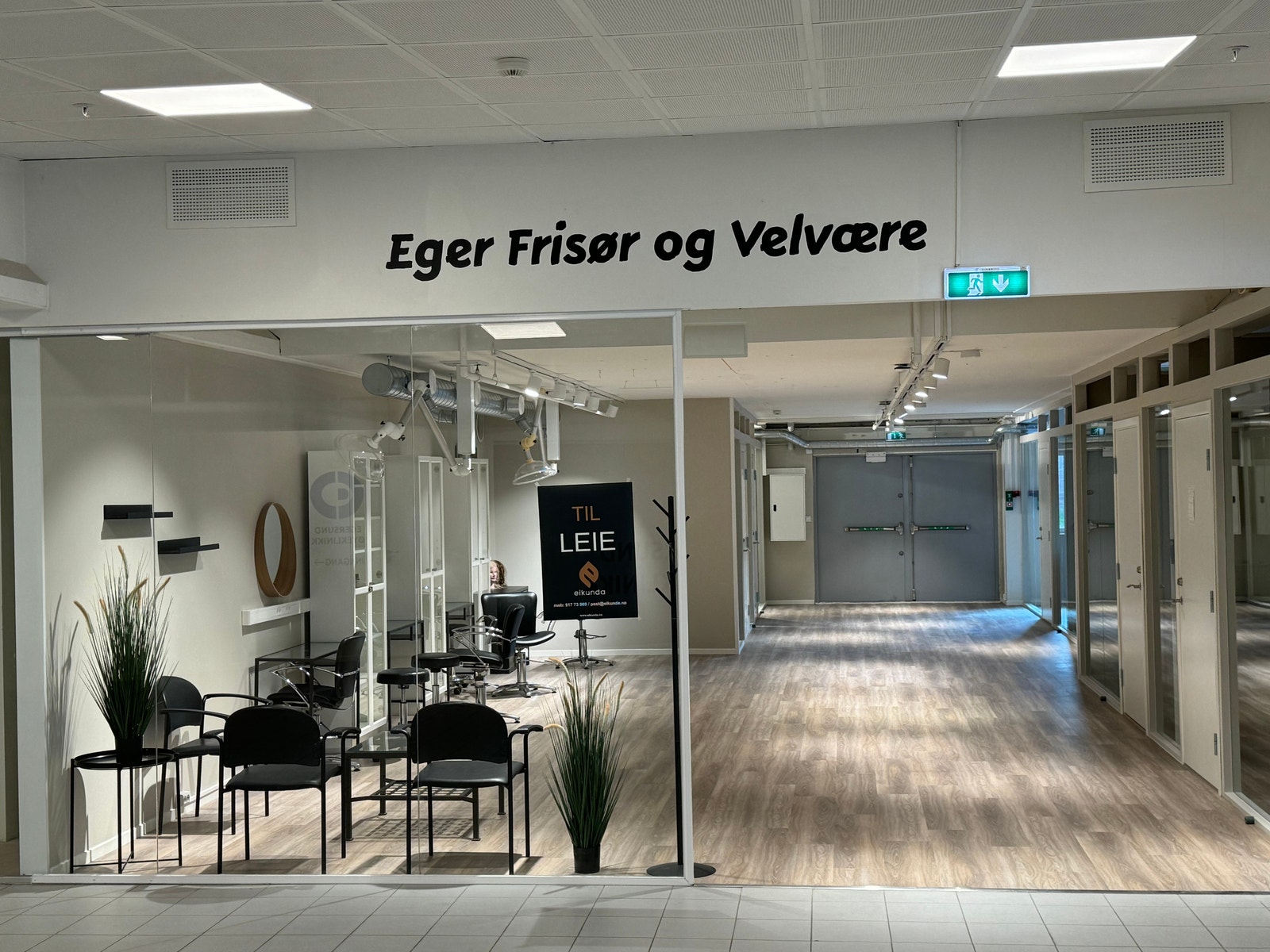 LEDIG! Eger Frisør & Velværesalong - Her kan en leie en frisørstol, eller eget lukket lokale til å drive innen velvære. Vi har idag 1 firsør & 1 make-up artist som du kan bli kollega med. Galleribilde
