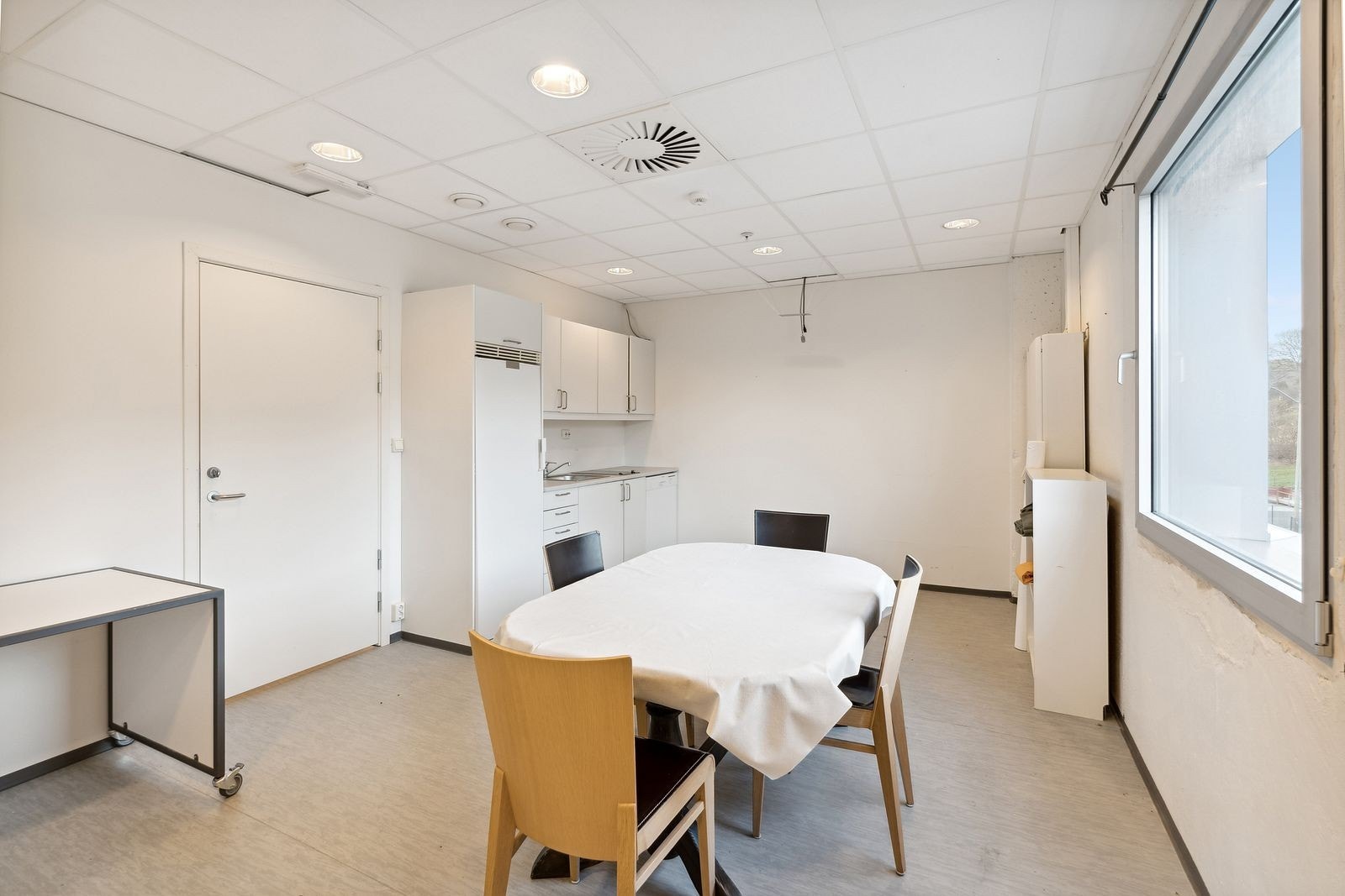 Felles spisested til leietakere på senteret finner du i 2.dre etasje Galleribilde