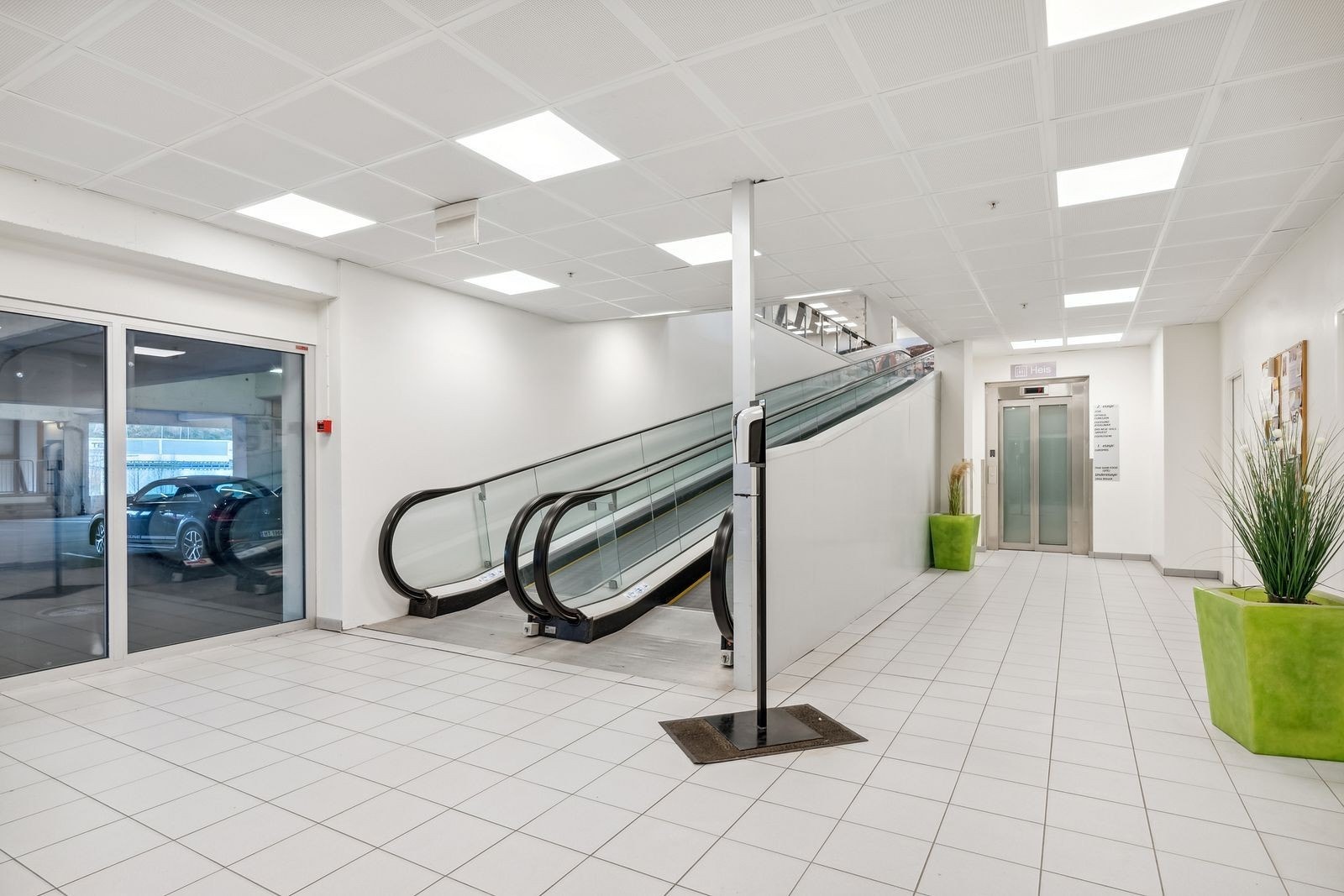 Rulletrapp og heis ned til kjellerinngang og parkeringsannlegg Galleribilde