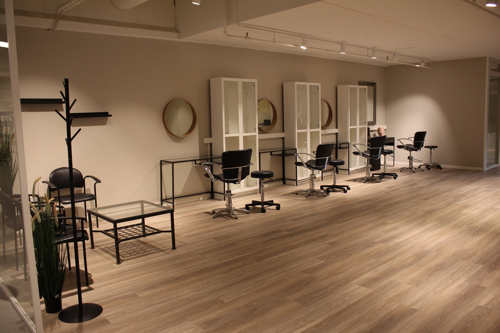 Totalt er det 4 stoler til frisørplasser med tilhørende vaskestoler og eget rom for blanding av farger og vask av håndklær etc. Nå er det 3 ledige plasser av denne typen. En får også eget låsbart skap til å selge hårprodukter m.m fra. Galleribilde