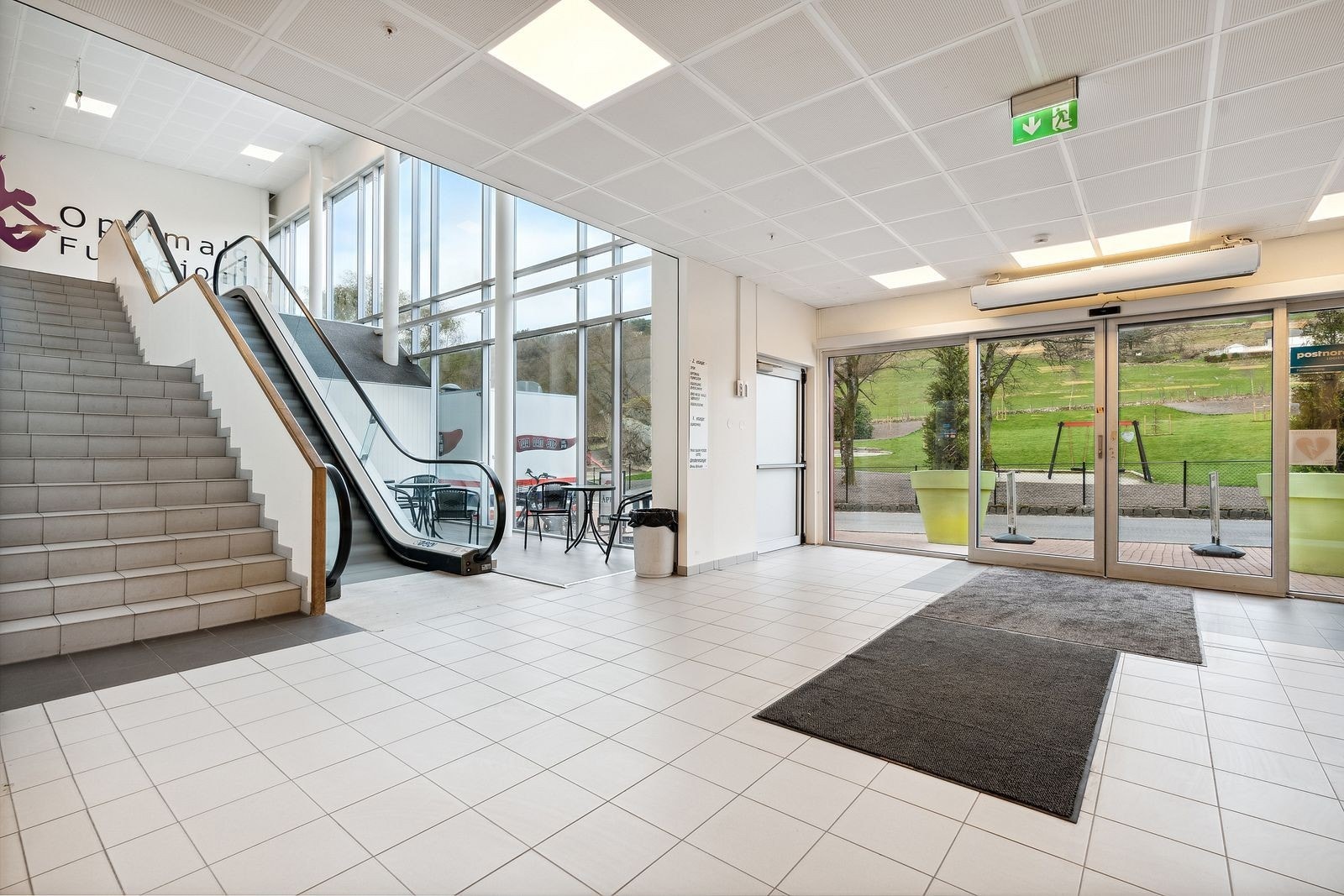 Fra hovedinngang 1.ste etasje - lekeplass like ved senteret Galleribilde