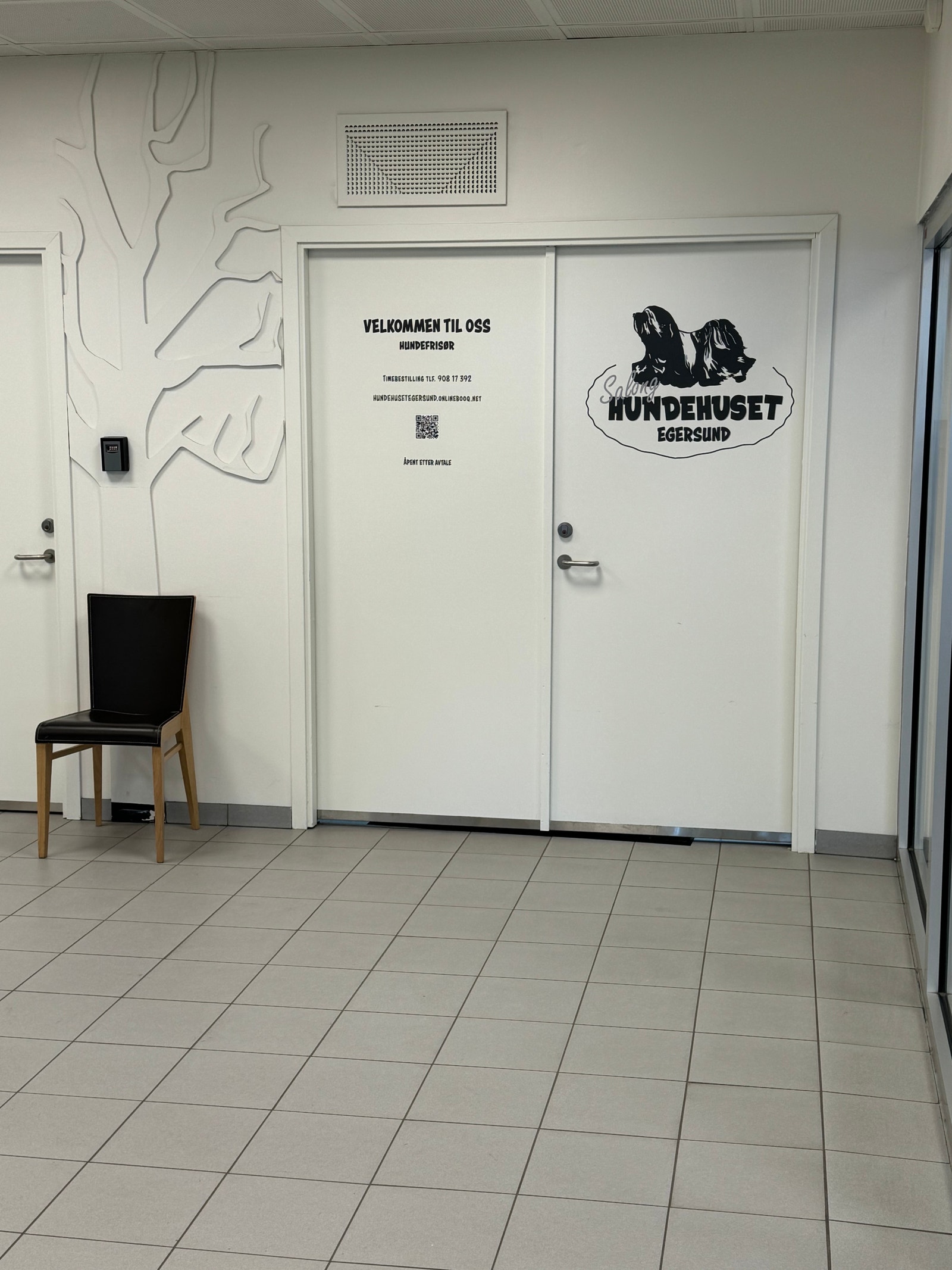 Hundehuset Egersund holder til like ved utgang til parkeringsanlegget Galleribilde