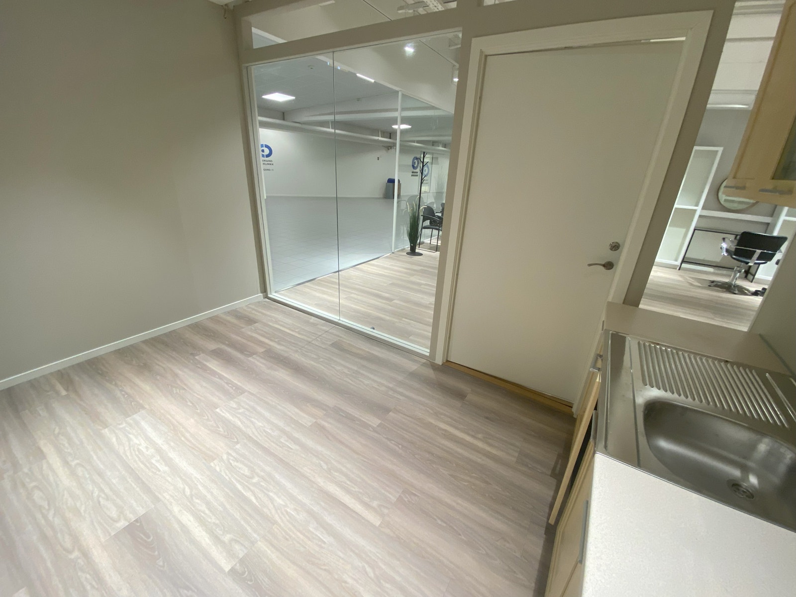 Bilder fra en av båsene med hyller og vask. Galleribilde