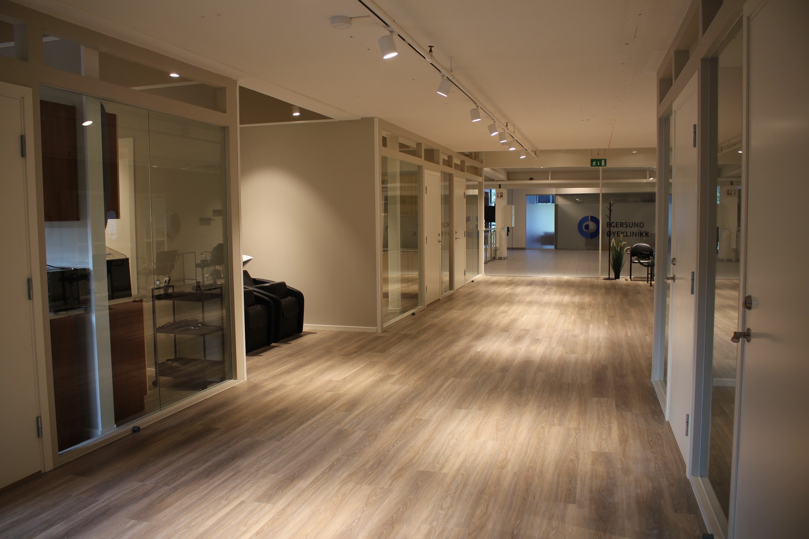 Det er 4 egne låsbare båser til de som ønsker å drive med andre tjenester innen velvære som fotterapeut, massør, tatovør, neglstudio e.l - 3 av disse har lagt til vann og kjøkken/skapplass. Nå er det 3 ledige båser igjen, og 2 med vann/skap-plass. Det er Galleribilde