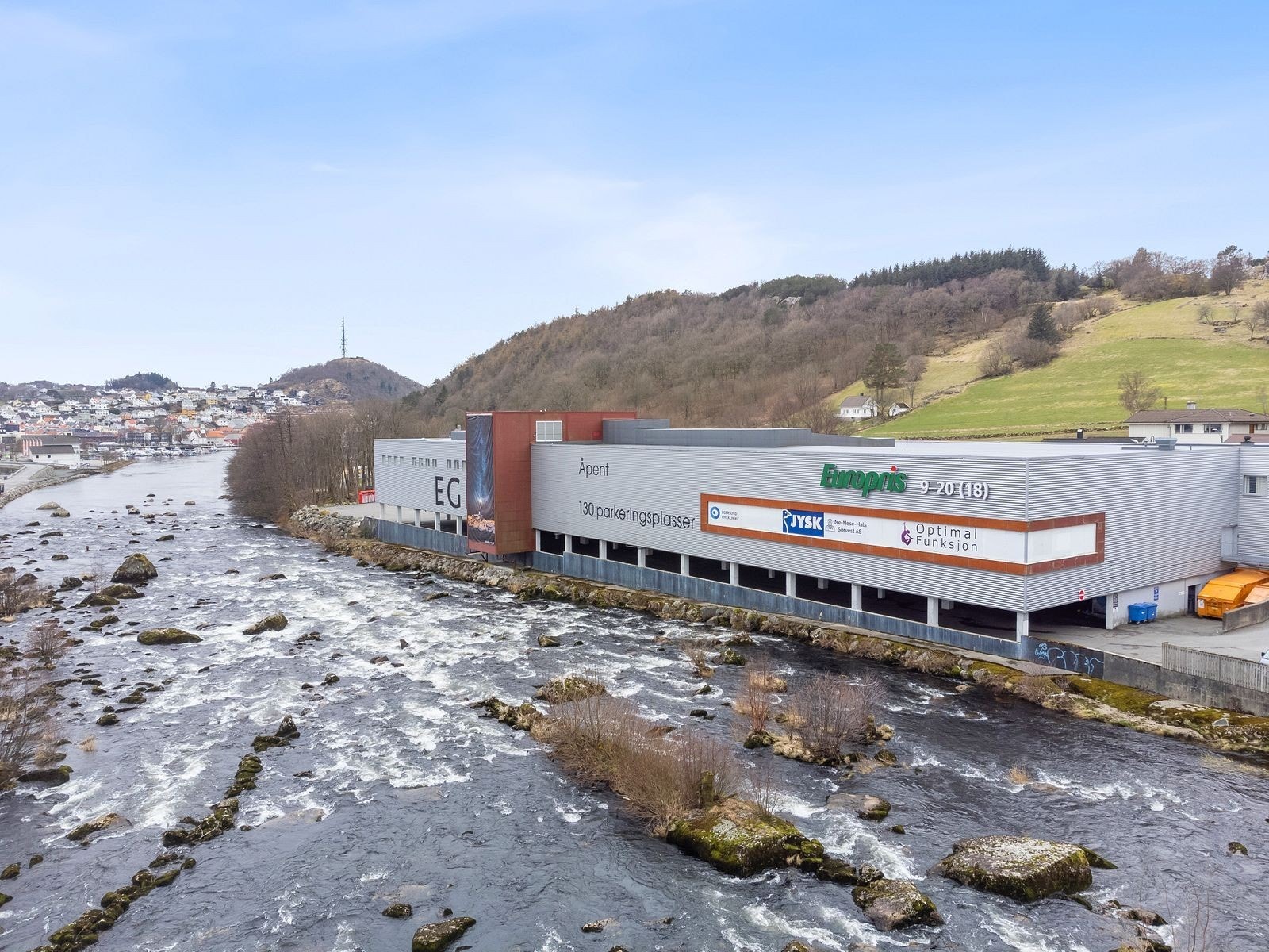 Senteret sett fra broen på vei inn til sentrum Galleribilde