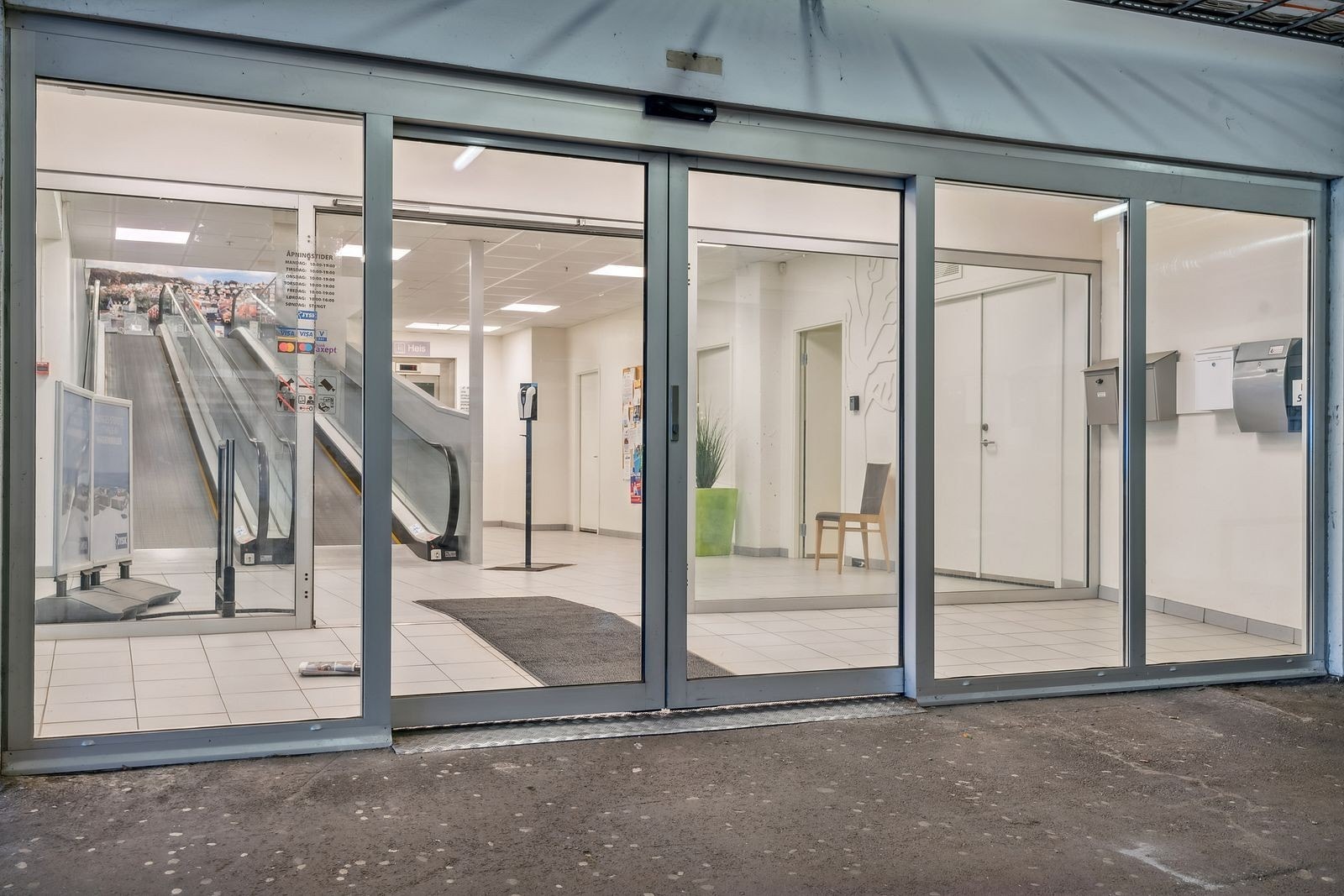 Inngang til senter fra parkering i kjeller Galleribilde