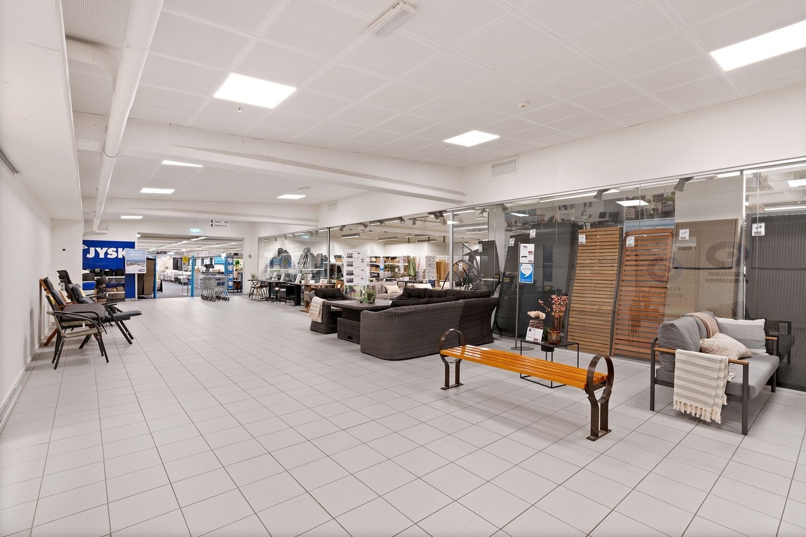 Utstilling av sommermøbler Jysk Galleribilde