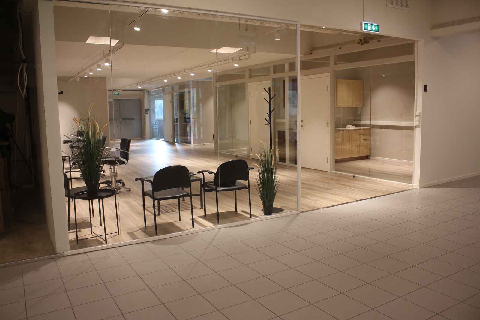 Salongen ligger i 2.dre etasje med god eksponering når en kommer opp rulletrapp / heis. Galleribilde