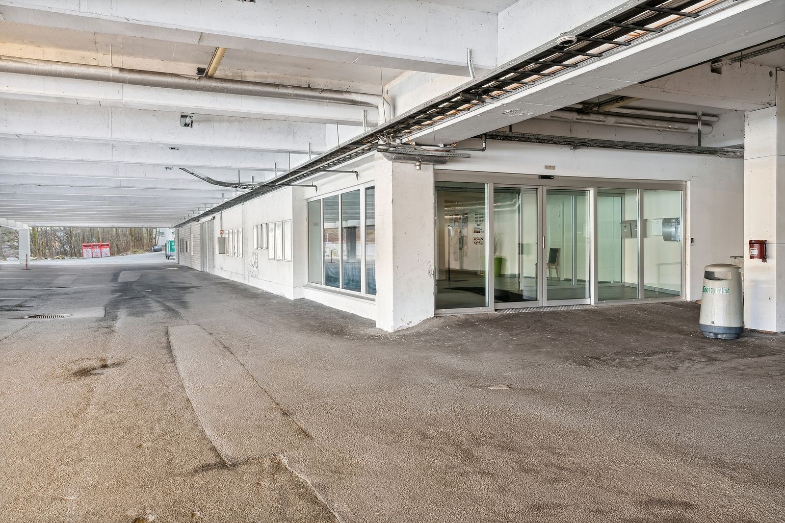 Inngang til senter fra parkering i kjeller Galleribilde