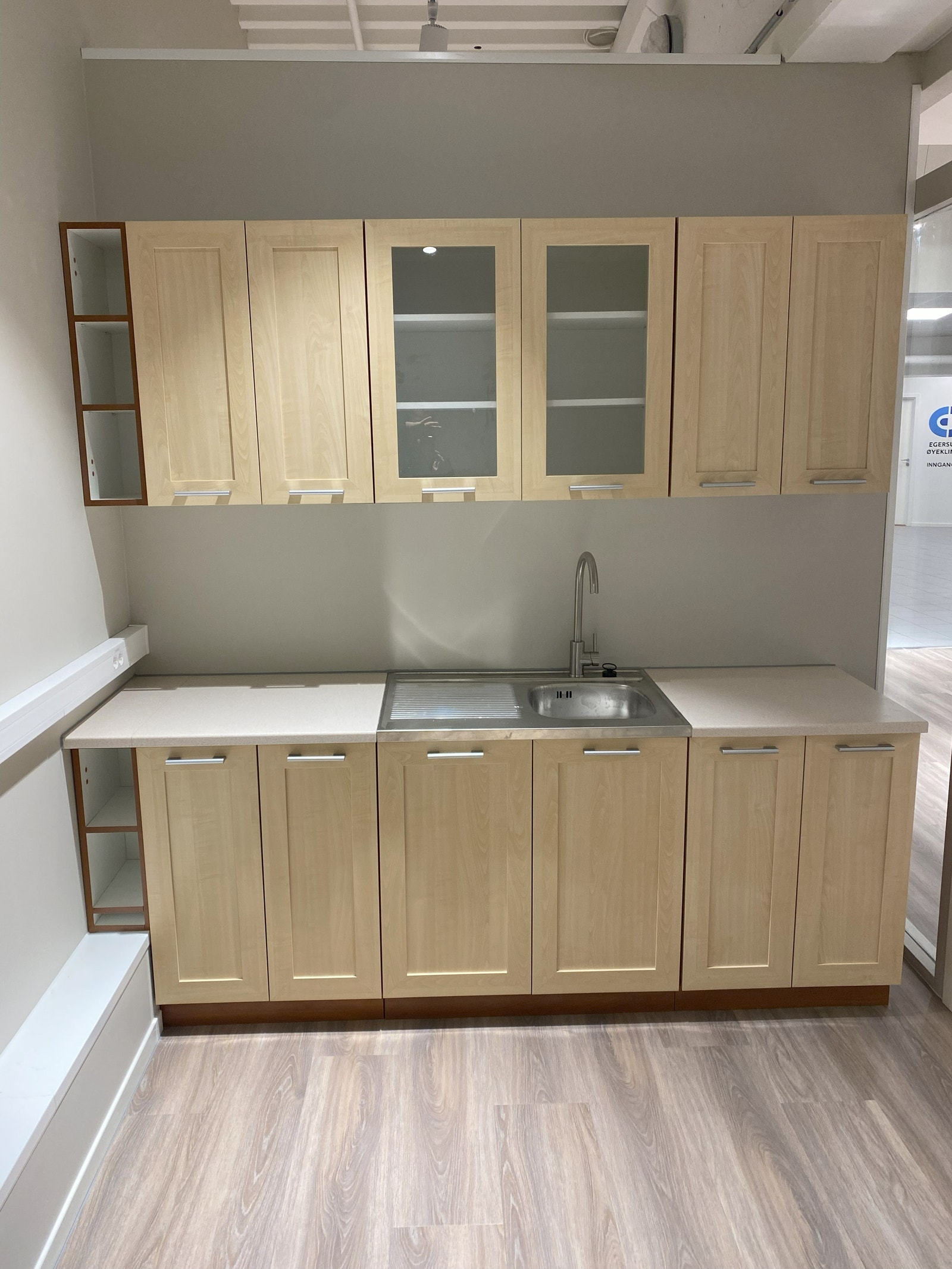 Bilder fra en av båsene med hyller og vask. Galleribilde