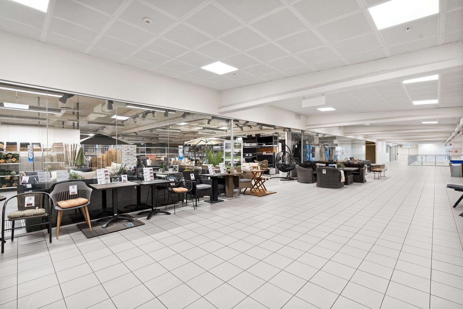 Utstilling av sommermøbler til Jysk - de ledige lokalene ligger i enden av disse - like ved utgang heis og trappeoppgang. Galleribilde
