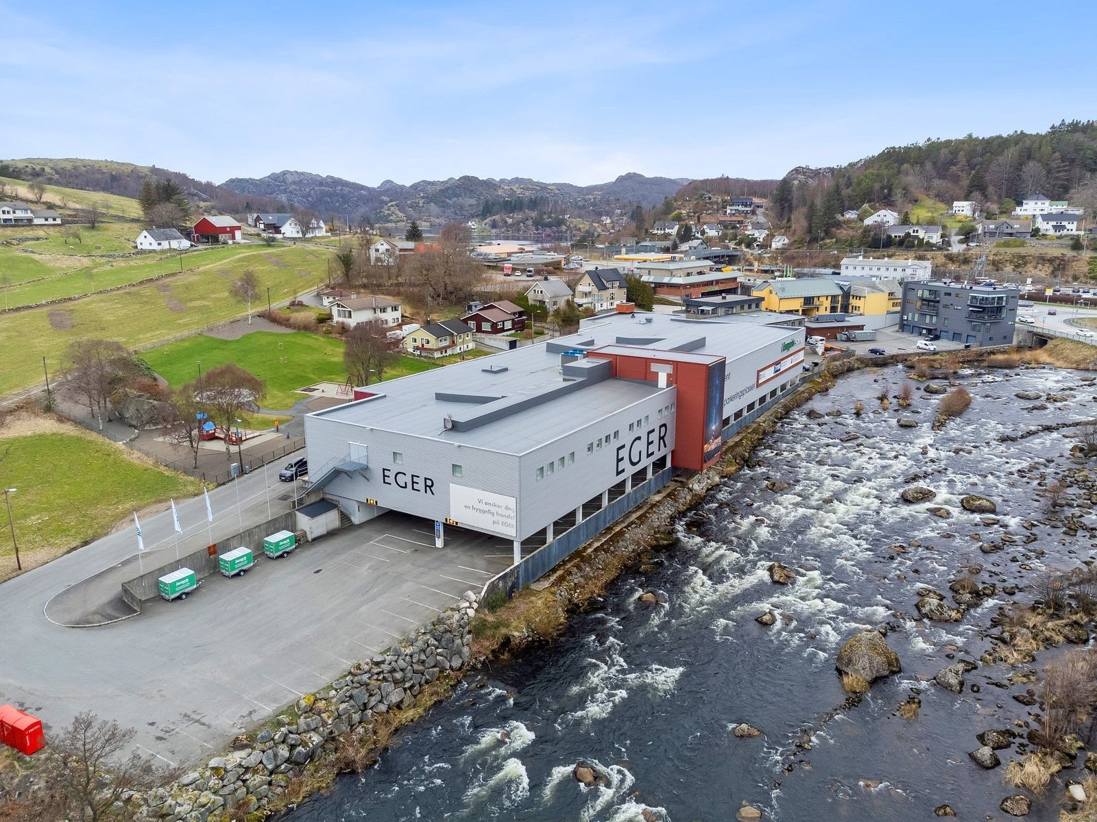 I bakgrunnen ser en bl.a Dalane Tidene og Egersund stasjon Galleribilde