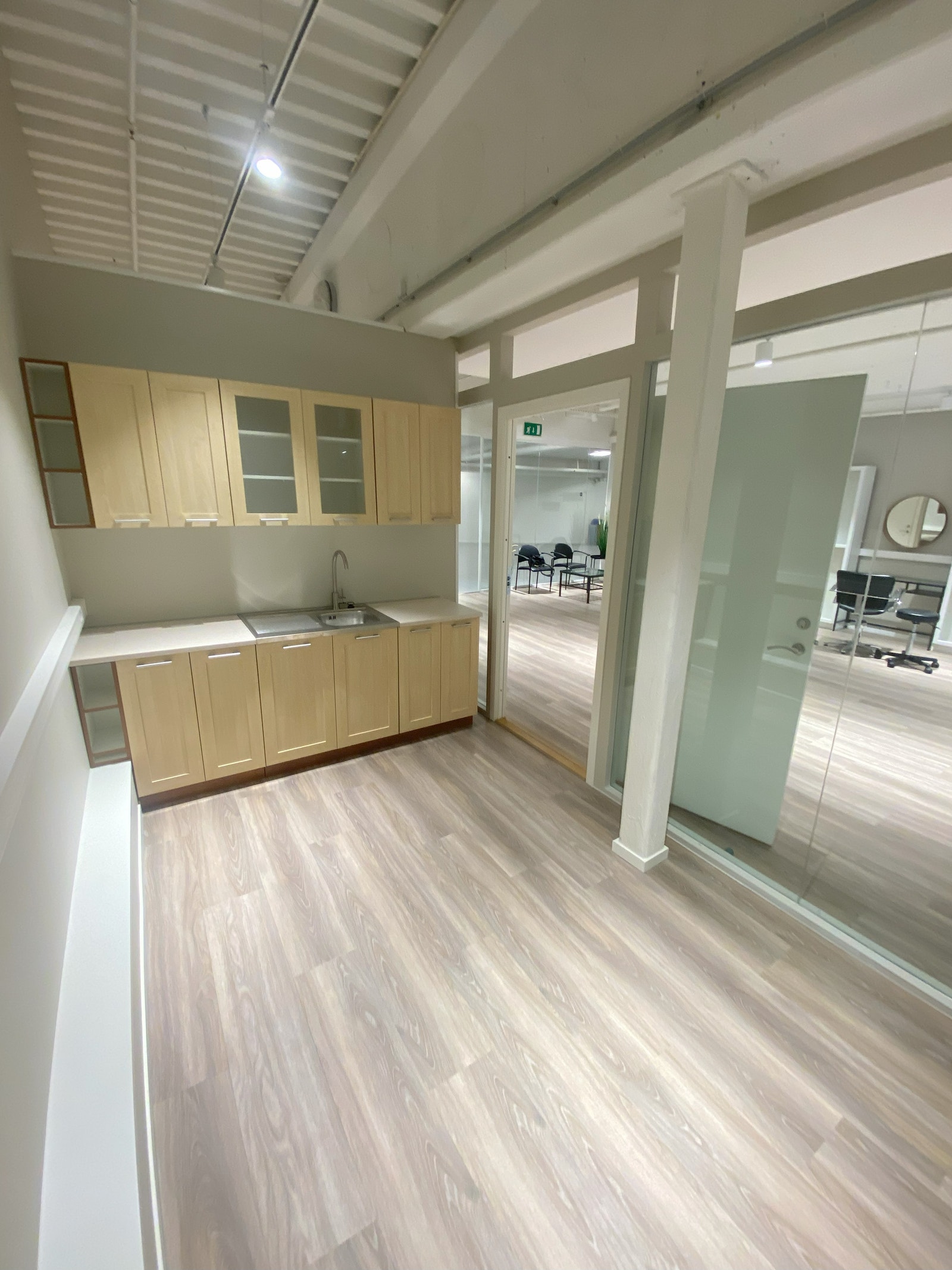 Bilder fra en av båsene med hyller og vask. Galleribilde