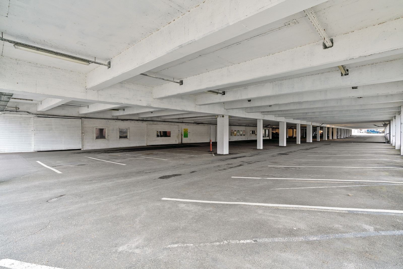 Parkeringanlegg inne Galleribilde
