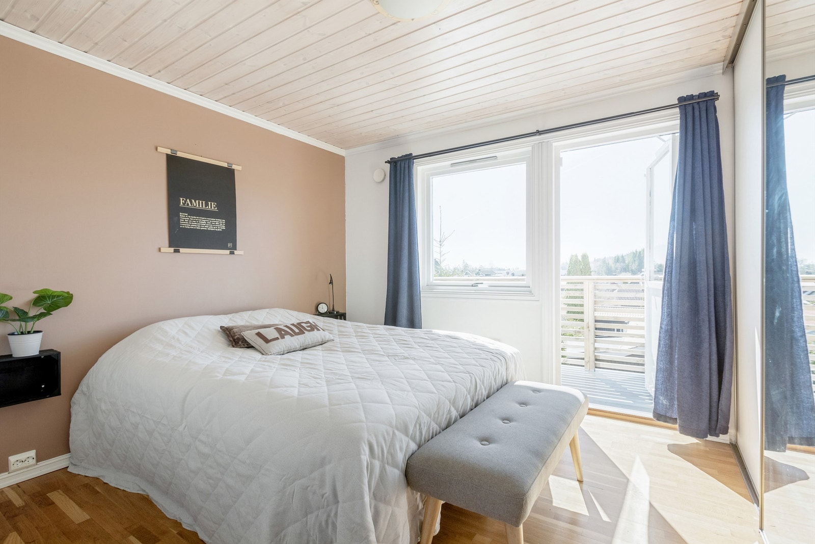 Hovedsoverommet har skyvedørsgarderobe og utgang til veranda Galleribilde