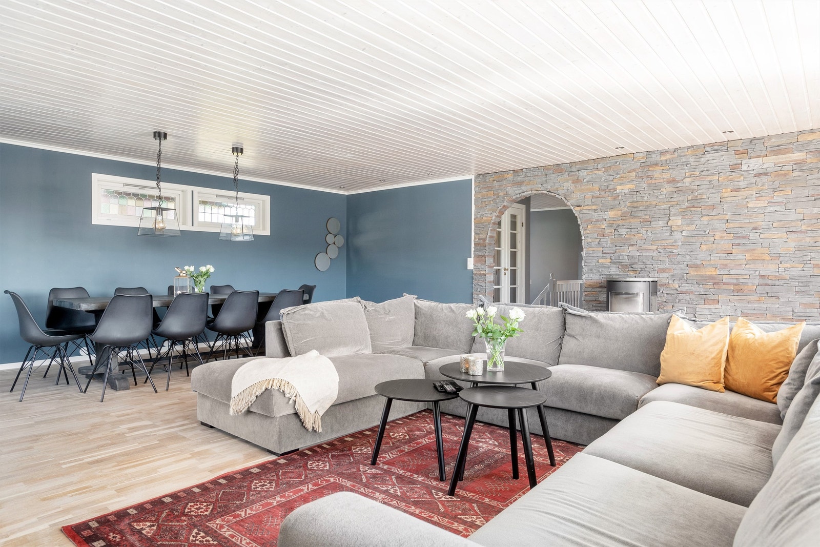 Stor stue med plass til ulike soner Galleribilde