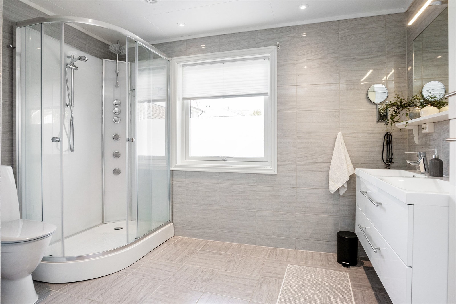 Badet er flislagt og har varmekabler Galleribilde