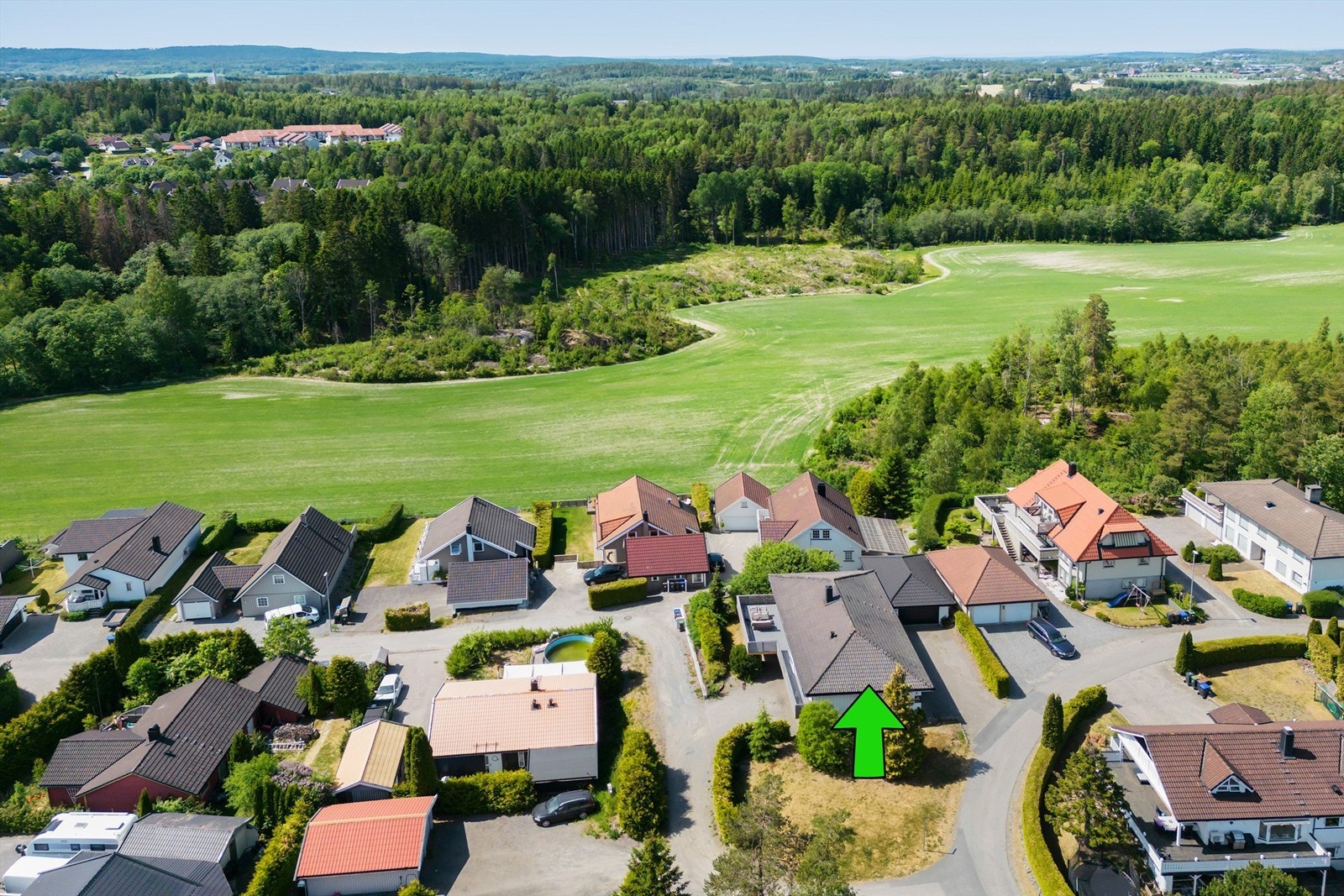 Eiendommen har to innkjørsler - Egen parkering og uteområde til utleiedelen Galleribilde