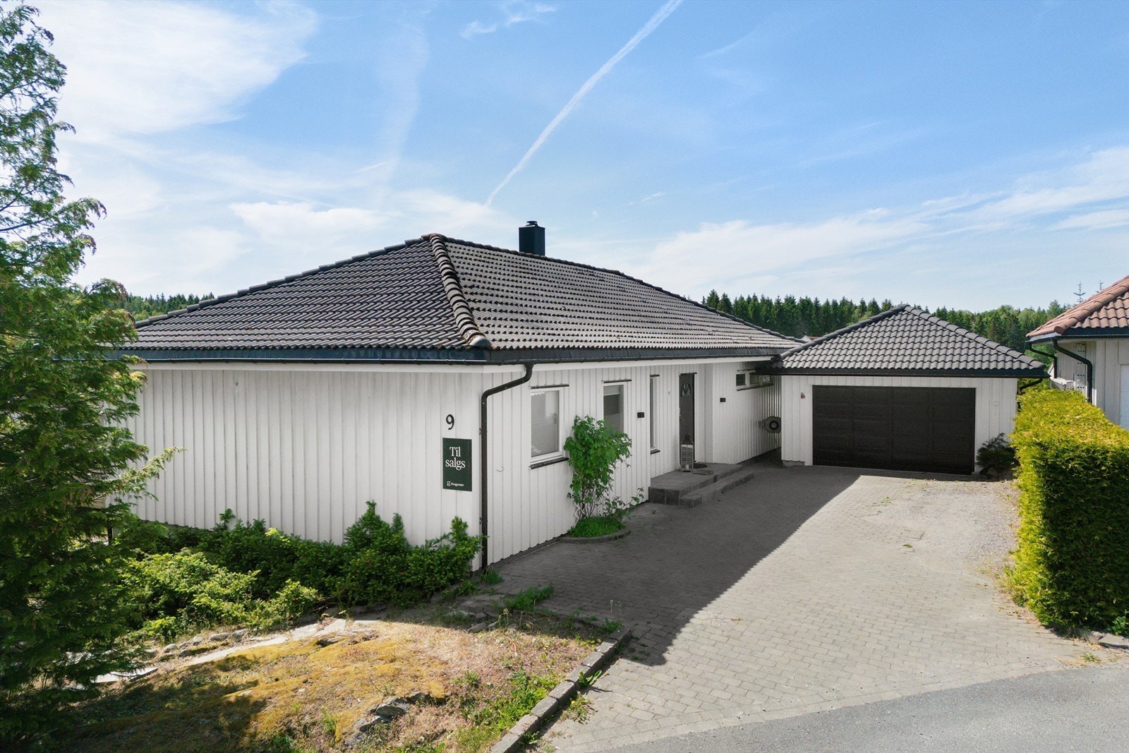 Parkering i garasje og på stor gårdsplass Galleribilde