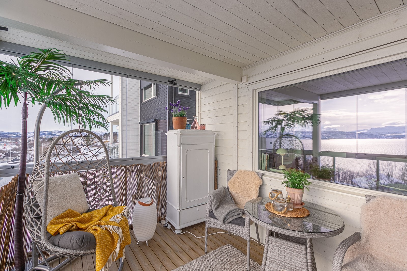 Her er det mange muligheter for møblering og inglasseringen kan trekkes til side på varme sommerdager. Galleribilde