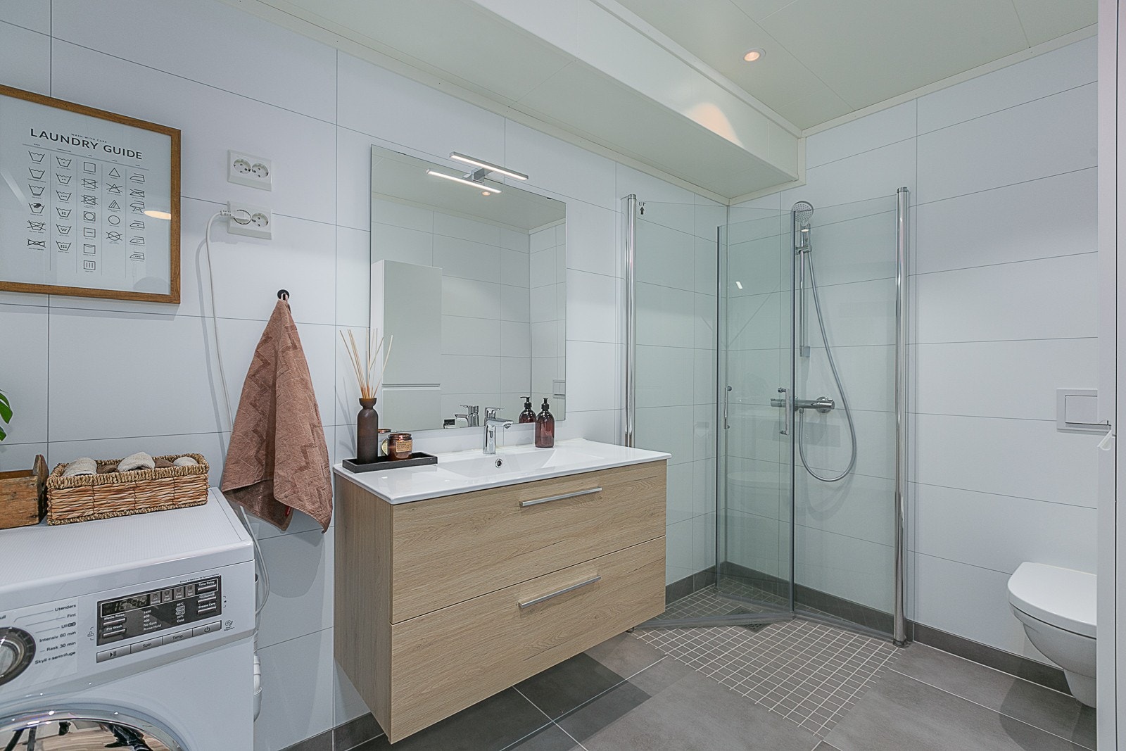 Leiligheten har et delikat bad i fine, tidløse fargekombinasjoner. Galleribilde