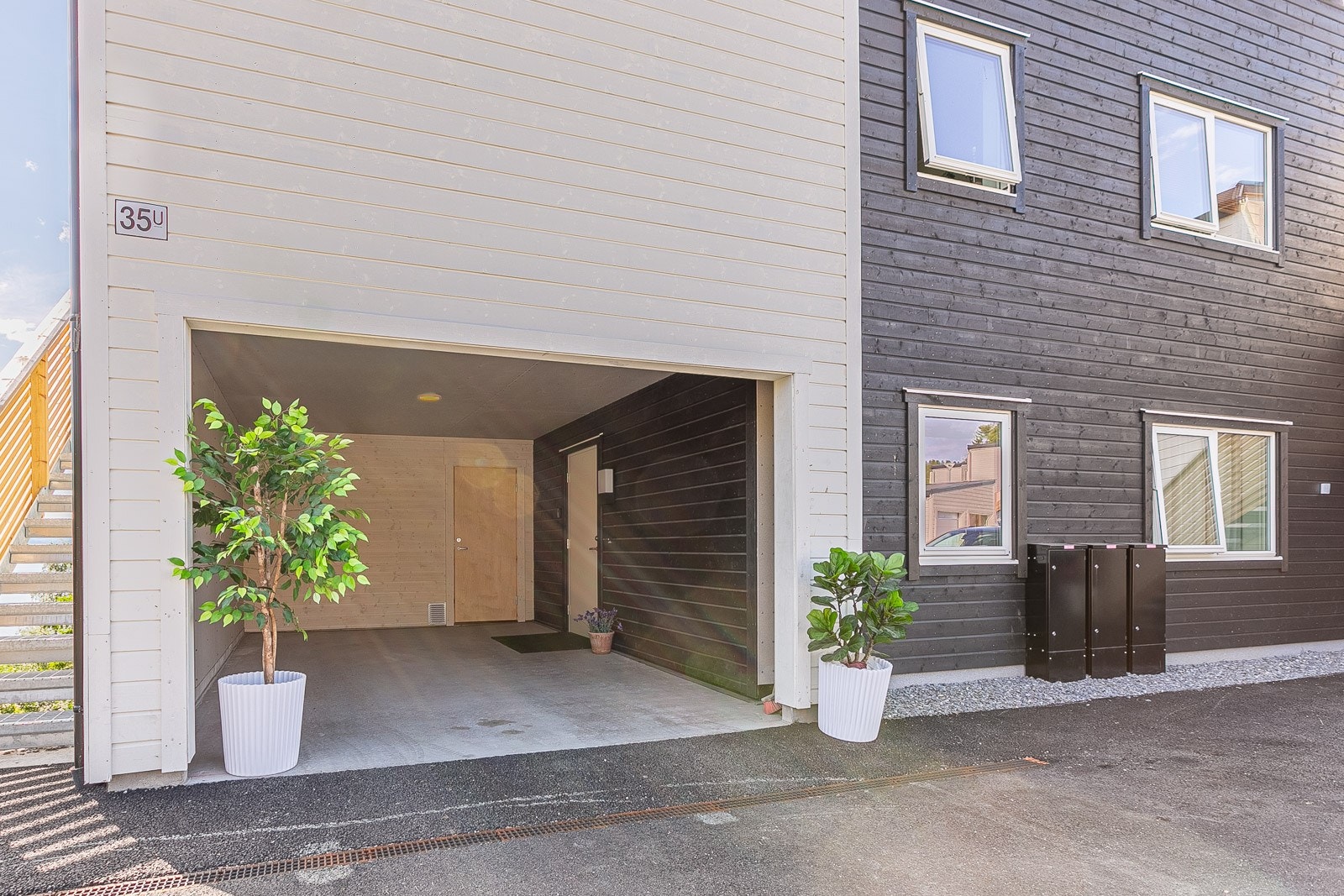 Leiligheten har trinnløs adkomst direkte fra egen carport og det er godt med lagringsplass i sportsbod. Galleribilde