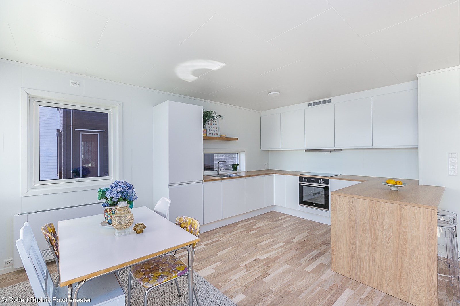 God plass til spisebord i tilknytning til kjøkkenet. Galleribilde