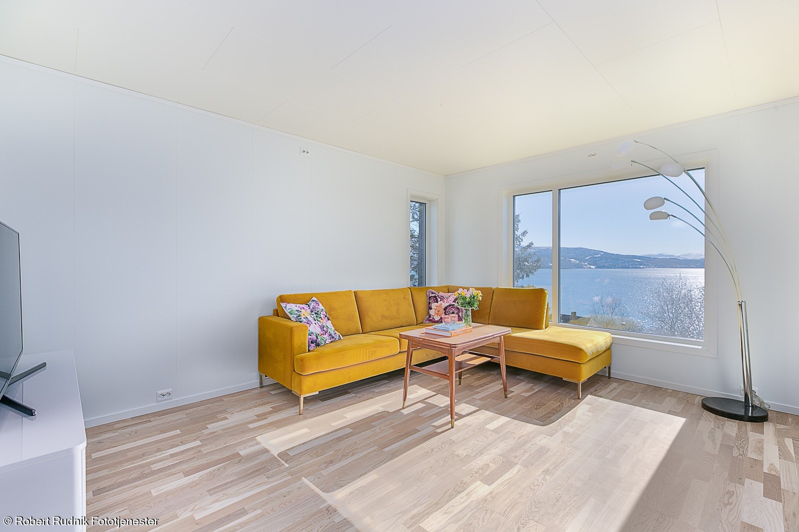 Stort vindu i stue som gir mye naturlig lys, vinduet har utvendig solskjerming. Galleribilde